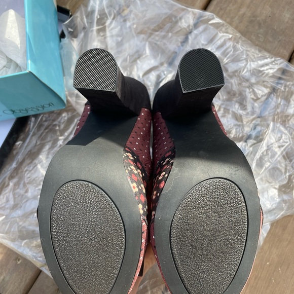 NWT Sole Obsession Ankle Buckle Burg/Black Textile Virgo Close Toe Heal Size 8 - Picture 3 of 16